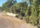 Caçamba de caminhão se desprende e invade pista na Rodovia 467, próximo à curva do rodeio