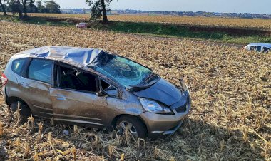 Veiculo sai da pista, capota e cai em pé no meio da Roça