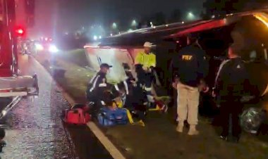 Ônibus tomba na BR-277, mata turista equatoriano e deixa 12 feridos