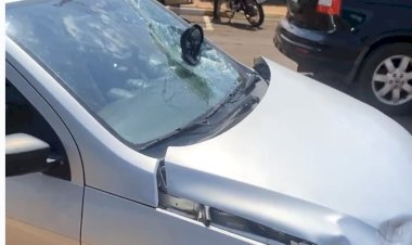 Colisão entre carro e motocicleta deixa motociclista ferido em Mercedes
