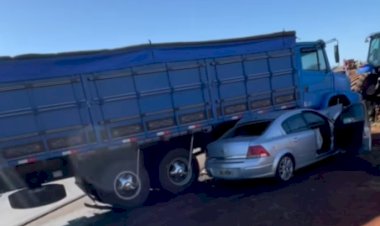 Acidente entre carro e caminhão é registrado na BR-163, em Quatro Pontes