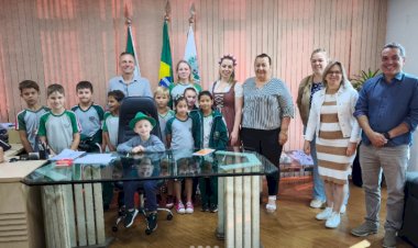 Alunos da Escola Municipal de São Roque visitam a prefeitura