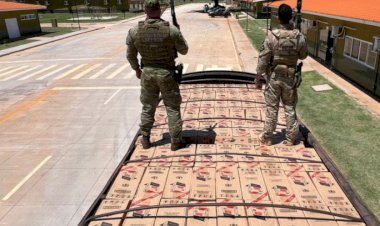 BPFRON e Polícia Federal apreendem caminhão com 15 mil pacotes de cigarros contrabandeados em Guaíra