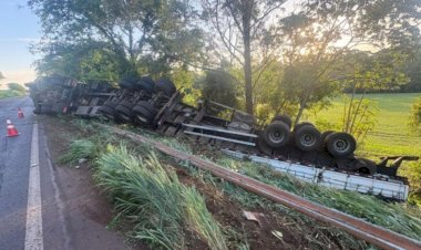 Carreta bitrem tomba na BR-163 em Mercedes e motorista sofre ferimentos leves