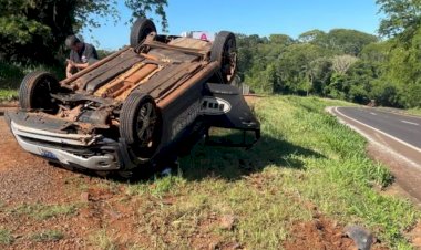 Veículo capota na PRC-467 entre Marechal Rondon e Vila Curvado
