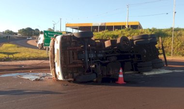 Caminhão carregado com madeira tomba em trevo de acesso a Marechal Cândido Rondon