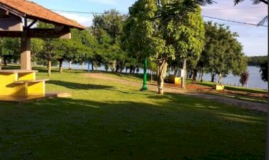 Turista vai a camping, deixa celular sobre a mesa vai dormi e aparelho desaparece