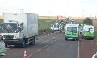 TRAGEDIA: Acidente envolvendo 2 caminhões, 1 carro em chamas, 1 morto, 4 gravemente feridos, várias ambulâncias e dois helicópteros   na pista é o saldo de um acidente hoje a tarde  na BR-369 em Ubiratã