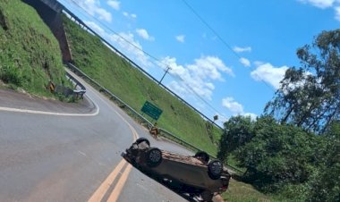 Mulher  fica ferida após capotamento de HB20  na PR-486