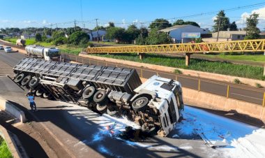 Carreta carregada com farinha tomba na entrada de Marechal Rondon na Br 163  proximo ao trevo a Nova Santa Rosa