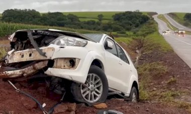 Caminhonete sai da pista e colide contra barranco na BR-163