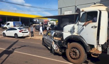 Caminhão provoca engavetamento e motorista foge após acidente em Toledo