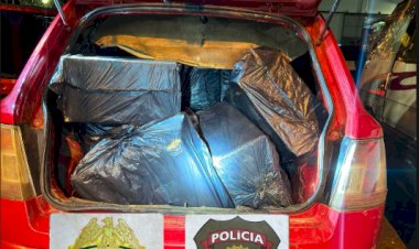 BPFRON e Polícia Federal apreendem carro com mil pacotes de cigarros contrabandeados em Foz do Iguaçu