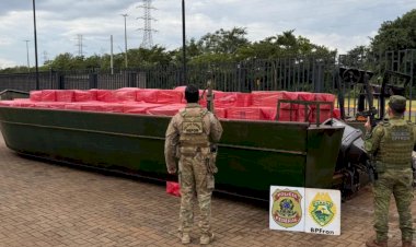 Ação integrada entre BPFRON e Polícia Federal apreende embarcação e caminhão com cigarros em Mercedes