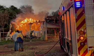 Incêndio destrói casa no distrito de Moreninha, em Santa Helena, e levanta suspeita de falha elétrica