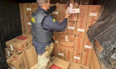 PRF apreende bitrem com cerca de 500 mil maços de cigarros contrabandeados na BR-272, em Francisco Alves
