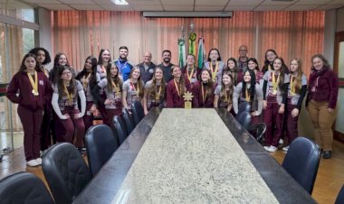 Prefeito recebe equipe feminina de handebol do Colégio Rui Barbosa após títulos em competições estaduais