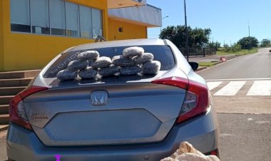 Mulher é presa com 50 quilos de skunk em carro roubado durante abordagem da PRF