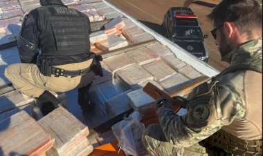PRF e PM apreendem caminhão com quase 3 toneladas de maconha na BR-163, em Cascavel