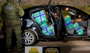 BPFRON e Polícia Federal apreendem 480 kg de maconha e prendem jovem após perseguição e capotamento na BR-277