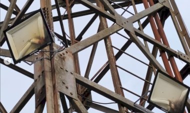 Estádio Valdir Schneider é interditado temporariamente após descarga elétrica danificar rede e refletores