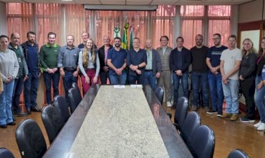 Reunião no gabinete anuncia os contemplados do Prêmio Produtor Destaque 2026