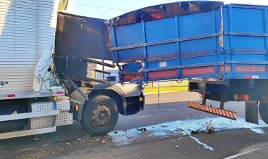 Colisão entre dois caminhões causa danos materiais no Anel Viário de Nova Santa Rosa