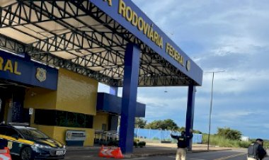 Acidente na BR-277 em Nova Laranjeiras deixa motorista  gravemente ferido e carga de frango congelado é saqueada