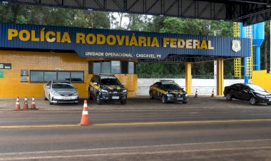 Perseguição em alta velocidade termina com triciclo colidindo em árvore e carga de smartwatches contrabandeados apreendida em Cascavel
