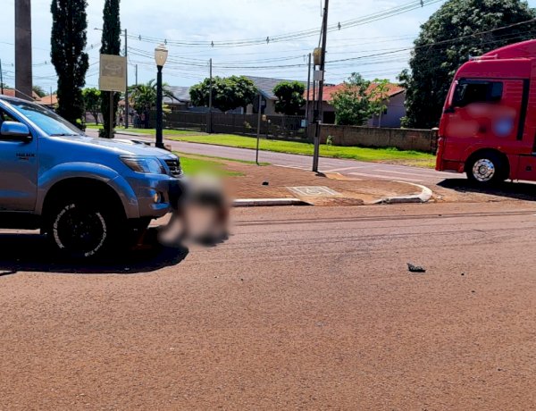 Caminhonete roda na pista após colisão com caminhão em frente ao cemitério de Nova Santa Rosa