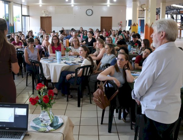 Professores da Educação Infantil participam de reunião de alinhamento para o ano letivo em Nova Santa Rosa