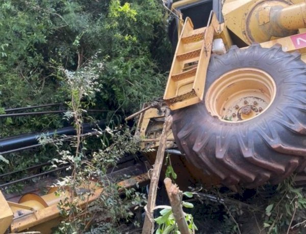 Colheitadeira tomba de ponte entre Nova Aratiba e Aparecidinha no interior de Palotina