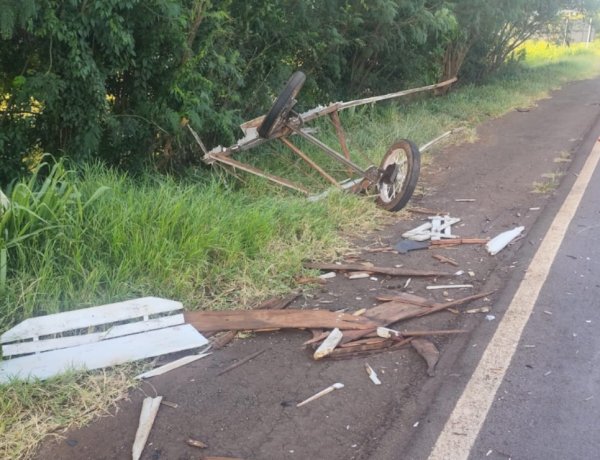 Colisão traseira entre caminhonete e carroça deixa feridos na PR-272 em Francisco Alves
