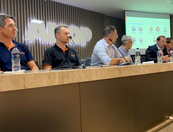 Prefeitos da região Oeste cobram soluções da Copel durante assembleia da AMOP