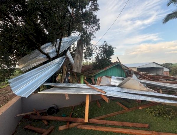 Temporal provoca estragos na área rural de Mercedes e destelha residência