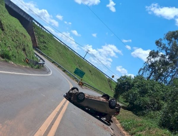 Mulher  fica ferida após capotamento de HB20  na PR-486