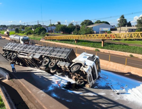 Carreta carregada com farinha tomba na entrada de Marechal Rondon na Br 163  proximo ao trevo a Nova Santa Rosa