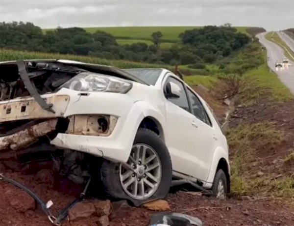 Caminhonete sai da pista e colide contra barranco na BR-163