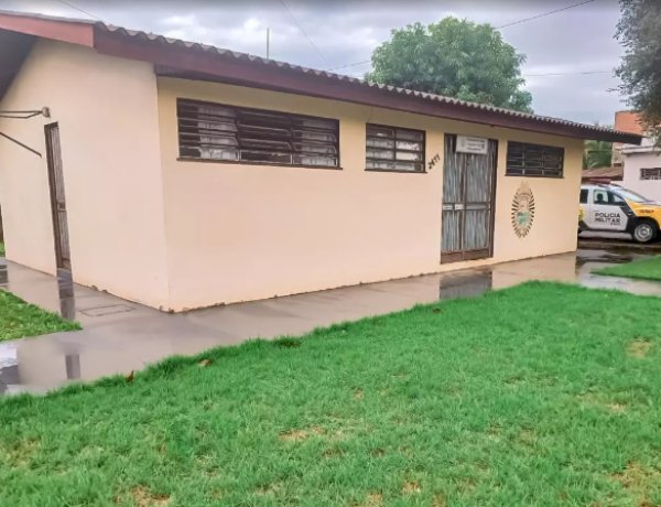 Criminosos arrombam estabelecimento e furtam bebidas, TV e raquetes em Pato Bragado