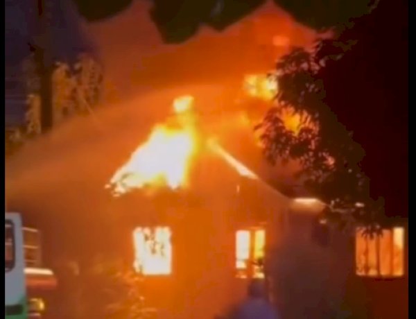Incêndio de grandes proporções destrói residência em Entre Rios do Oeste