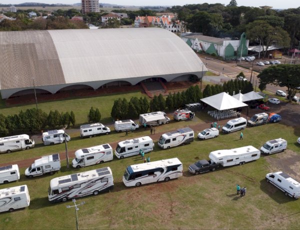 Marechal Cândido Rondon recebe caravana de motorhomes e abre veículos para visitação no lado do Ney Braga
