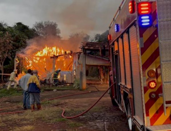 Incêndio destrói casa no distrito de Moreninha, em Santa Helena, e levanta suspeita de falha elétrica