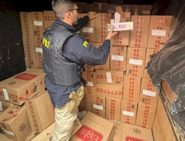 PRF apreende bitrem com cerca de 500 mil maços de cigarros contrabandeados na BR-272, em Francisco Alves