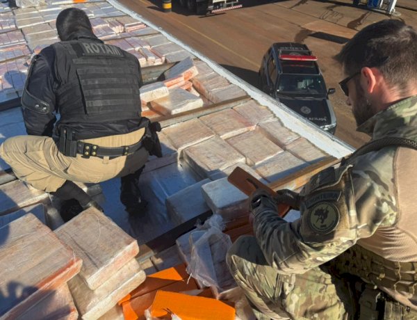 PRF e PM apreendem caminhão com quase 3 toneladas de maconha na BR-163, em Cascavel