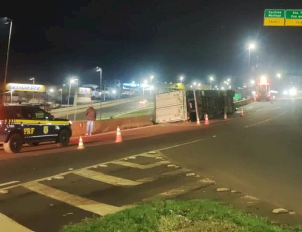 Carreta carregada com frango congelado tomba  e  acidentes simultâneos causam interdição parcial e trânsito lento em rodovia