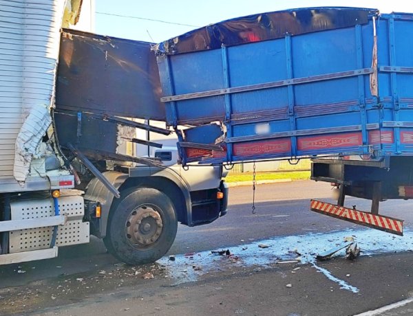 Colisão entre dois caminhões causa danos materiais no Anel Viário de Nova Santa Rosa