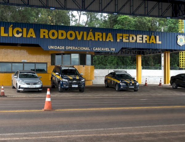 Perseguição em alta velocidade termina com triciclo colidindo em árvore e carga de smartwatches contrabandeados apreendida em Cascavel