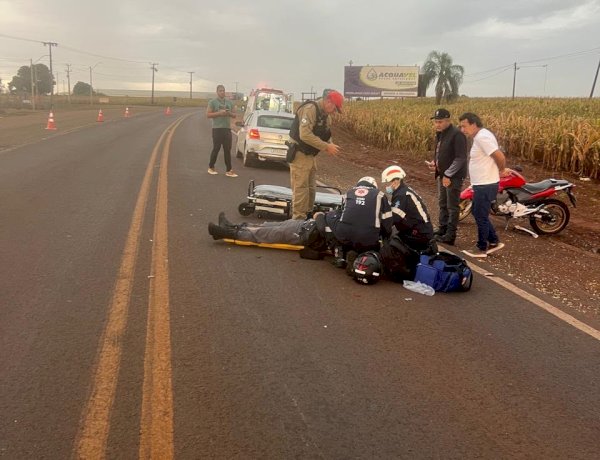 Colisão traseira entre carro e moto deixa motociclista ferido na PR-239 em Assis Chateaubriand