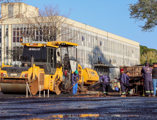 Obra na rua  entre o Paço municipal e a praça Willy Barth avança para etapa de aplicação do asfalto