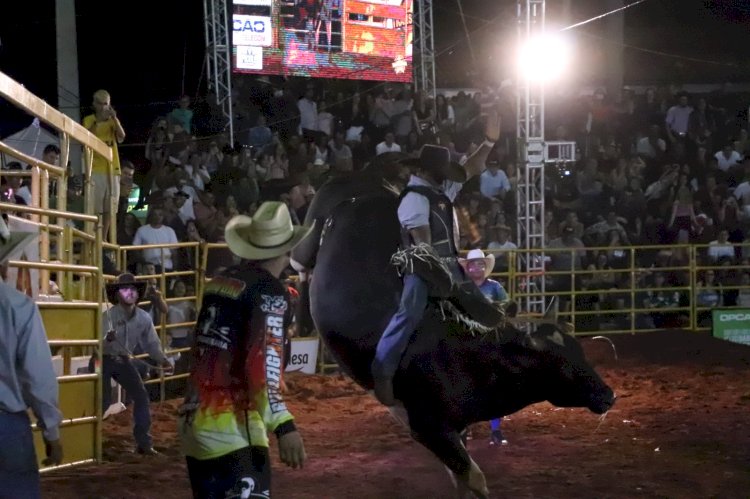 Alem da abertura oficial, a noite de hoje promete fortes emoções  com rodeio